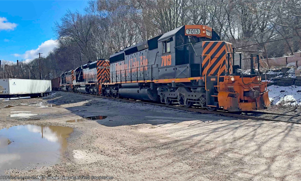 WE 7013 waits on the Wheeling Connection.